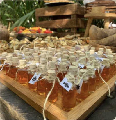 Rows of small honey favors tied with twine for guests
