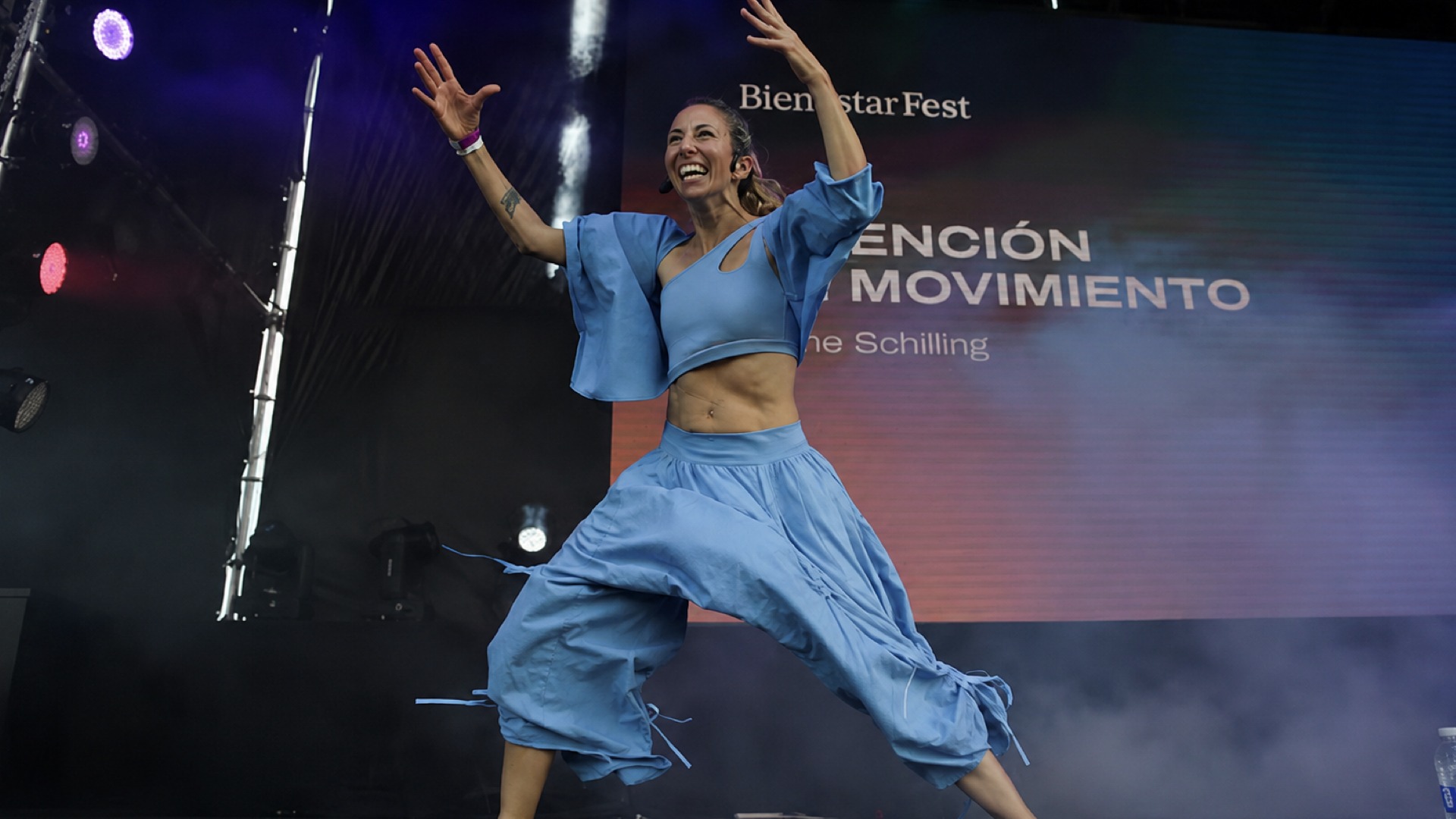 Bienestar Fest performer on stage at the Hipódromo de Palermo